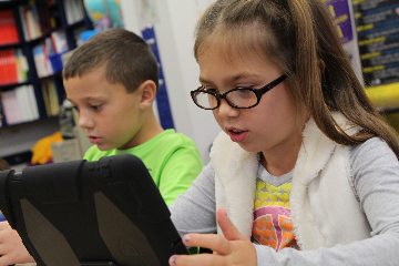 Kinder lernen mit Lernmanagementsystem am Computer