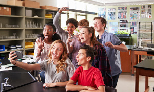 Schülerinnen und Schüler nehmen ein Selfie auf