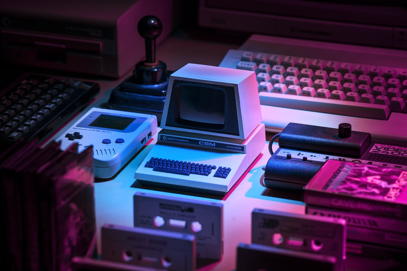 Ein Bild mit einem Gameboy und einer Commodore 64