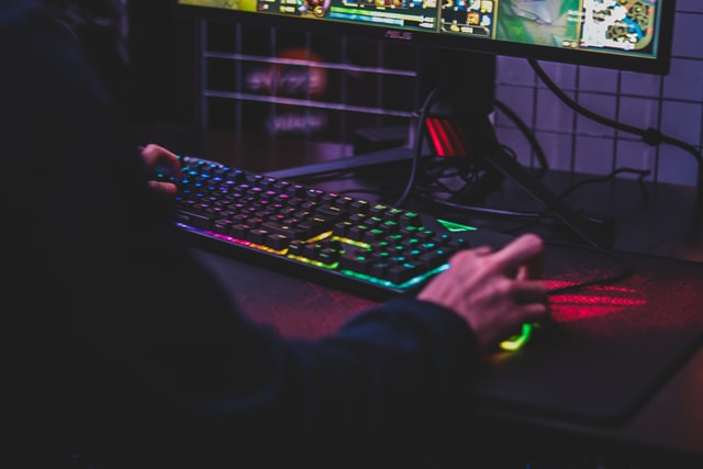 Eine Person spielt auf einem Desktop-PC