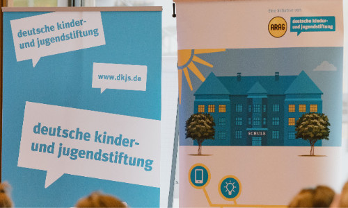 Zwei Rollups mit dem Logo der Deutschen Kinder- und Jugendstiftung und des Programms bildung.digital
