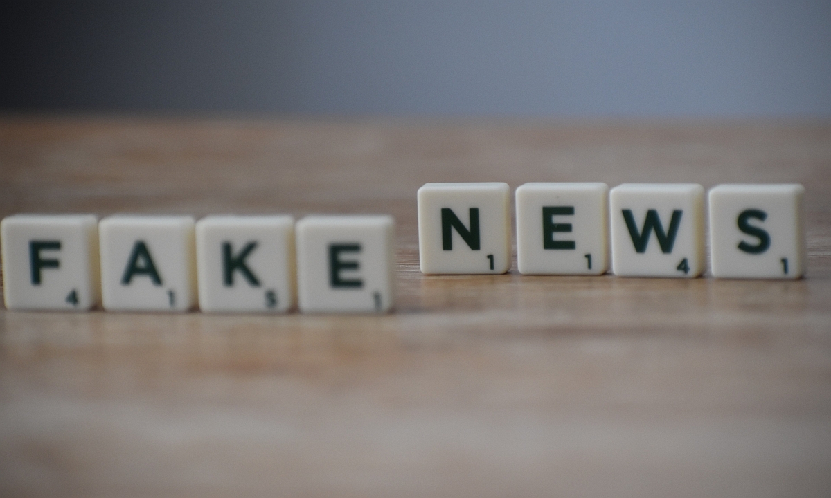 Mit Scrabble-Steinen wurden die Worte Fake News gelegt