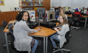 Schülerinnen und Schüler erwerben digitale Kompetenzen im PC-Unterricht