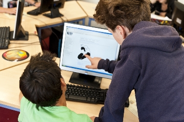 Medienscouts schulen im Programm bildung.digital ihre Schulkameraden