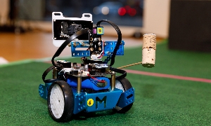 mBot-Roboter auf dem Auftakt von bildung.digital