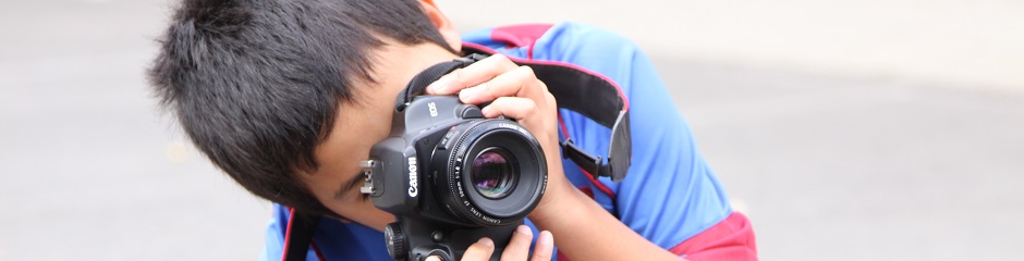 Junge mit Kamera