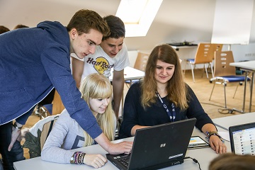 In der Schule: Jugendliche in Gruppenarbeit am Laptop