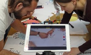 Zwei Lehrer erstellen mit dem Tablet ein Erklärvideo