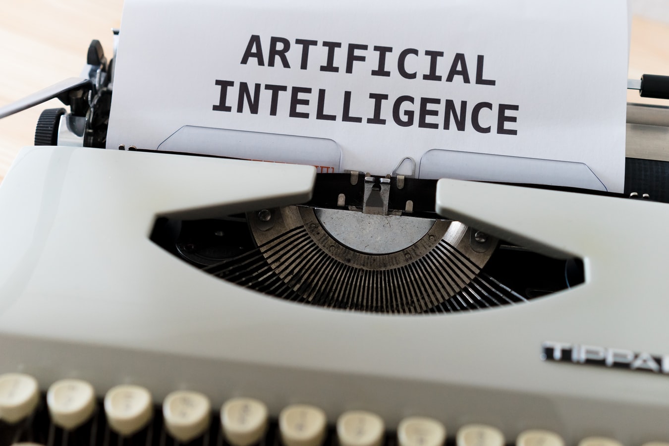 Schreimaschine mit der Aufschrift " Artificial Intelligence"