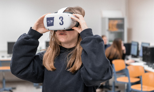 Ein Mädchen blick durch eine Virtual-Reality-Brille